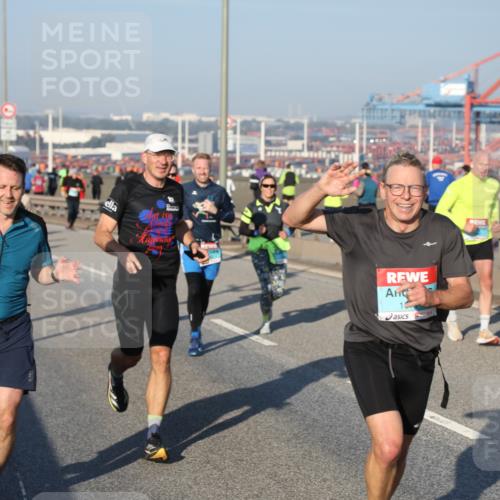 03.10.2025 - Köhlbrandbrückenlauf Yannick Fuchs http://msf.ph/oto/9147025 03.10.2025 08:37:46 Position 2 1115 meine-sportfotos.de