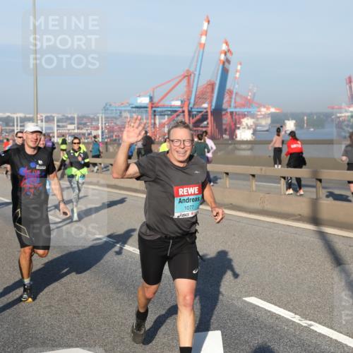 03.10.2025 - Köhlbrandbrückenlauf Yannick Fuchs http://msf.ph/oto/9147030 03.10.2025 08:37:46 Position 2 1115, 10, 1077 meine-sportfotos.de