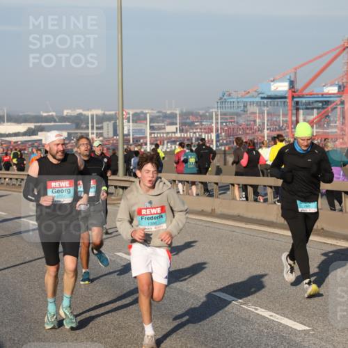 03.10.2025 - Köhlbrandbrückenlauf Yannick Fuchs http://msf.ph/oto/9147209 03.10.2025 08:38:05 Position 2 2777, 1396, 2940 meine-sportfotos.de