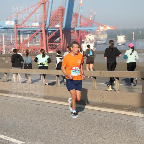 03.10.2025 - Köhlbrandbrückenlauf Yannick Fuchs http://msf.ph/oto/9147287 03.10.2025 08:38:14 Position 2 1315 meine-sportfotos.de