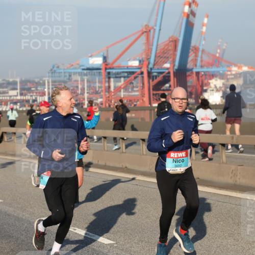 03.10.2025 - Köhlbrandbrückenlauf Yannick Fuchs http://msf.ph/oto/9147395 03.10.2025 08:38:24 Position 2 3650 meine-sportfotos.de