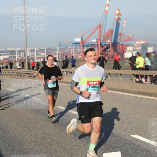 03.10.2025 - Köhlbrandbrückenlauf Yannick Fuchs http://msf.ph/oto/9147445 03.10.2025 08:38:30 Position 2 1226 meine-sportfotos.de