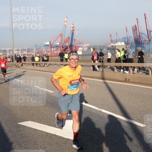 03.10.2025 - Köhlbrandbrückenlauf Yannick Fuchs http://msf.ph/oto/9147509 03.10.2025 08:38:35 Position 2 3495 meine-sportfotos.de