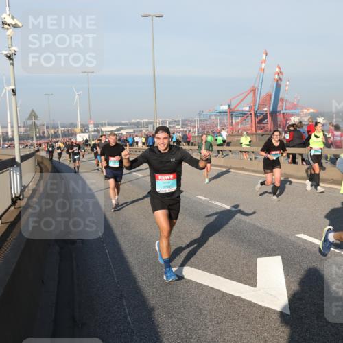 03.10.2025 - Köhlbrandbrückenlauf Yannick Fuchs http://msf.ph/oto/9147780 03.10.2025 08:38:57 Position 2 3790 meine-sportfotos.de