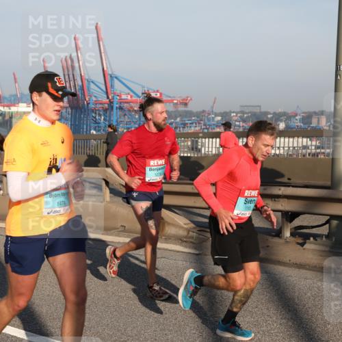 03.10.2025 - Köhlbrandbrückenlauf Yannick Fuchs http://msf.ph/oto/9147935 03.10.2025 08:39:14 Position 2 1474, 1273, 1165, 118 meine-sportfotos.de