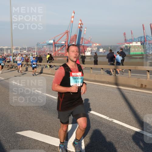 03.10.2025 - Köhlbrandbrückenlauf Yannick Fuchs http://msf.ph/oto/9148028 03.10.2025 08:39:20 Position 2 1274 meine-sportfotos.de