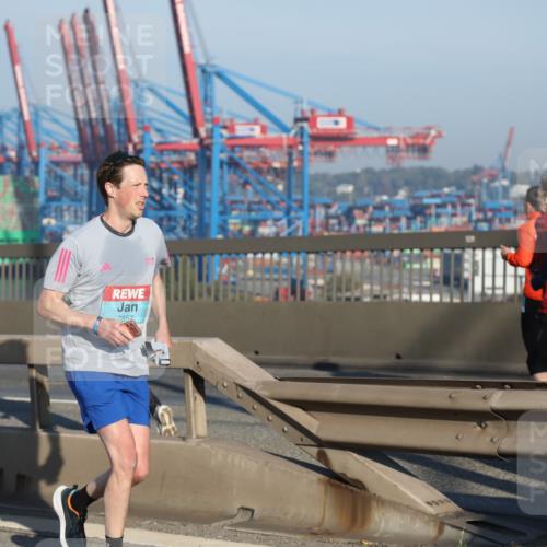 03.10.2025 - Köhlbrandbrückenlauf Yannick Fuchs http://msf.ph/oto/9148059 03.10.2025 08:39:27 Position 2 9, 2857, 2025 meine-sportfotos.de