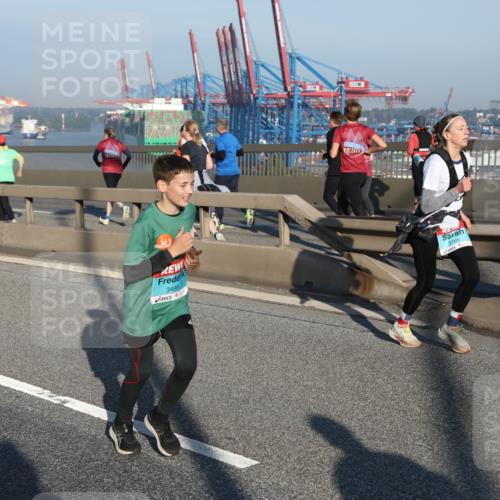 03.10.2025 - Köhlbrandbrückenlauf Yannick Fuchs http://msf.ph/oto/9148113 03.10.2025 08:39:29 Position 2 1207, 3498, 812025, 3165 meine-sportfotos.de