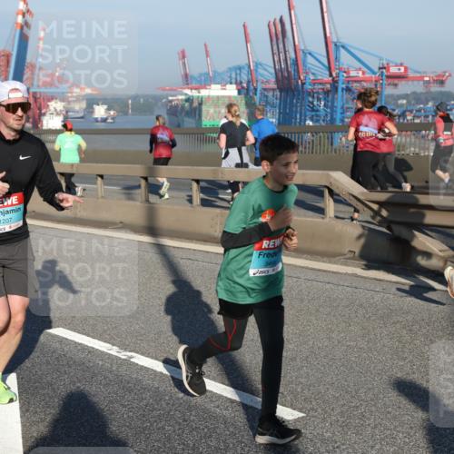 03.10.2025 - Köhlbrandbrückenlauf Yannick Fuchs http://msf.ph/oto/9148115 03.10.2025 08:39:30 Position 2 1207, 3498, 2025, 3165 meine-sportfotos.de