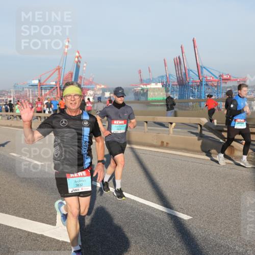 03.10.2025 - Köhlbrandbrückenlauf Yannick Fuchs http://msf.ph/oto/9148210 03.10.2025 08:39:35 Position 2 3832, 3820 meine-sportfotos.de