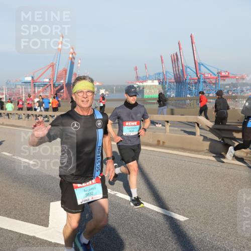 03.10.2025 - Köhlbrandbrückenlauf Yannick Fuchs http://msf.ph/oto/9148213 03.10.2025 08:39:35 Position 2 3832, 3820 meine-sportfotos.de