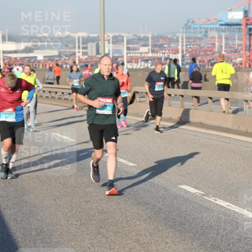 03.10.2025 - Köhlbrandbrückenlauf Yannick Fuchs http://msf.ph/oto/9148378 03.10.2025 08:39:49 Position 2 1 meine-sportfotos.de
