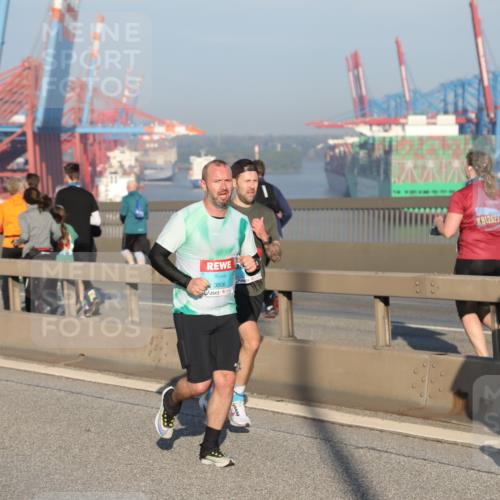 03.10.2025 - Köhlbrandbrückenlauf Yannick Fuchs http://msf.ph/oto/9148396 03.10.2025 08:39:51 Position 2 3806, 2025 meine-sportfotos.de