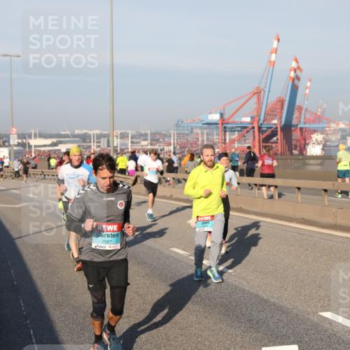 03.10.2025 - Köhlbrandbrückenlauf Yannick Fuchs http://msf.ph/oto/9148457 03.10.2025 08:39:55 Position 2 2587, 3444 meine-sportfotos.de