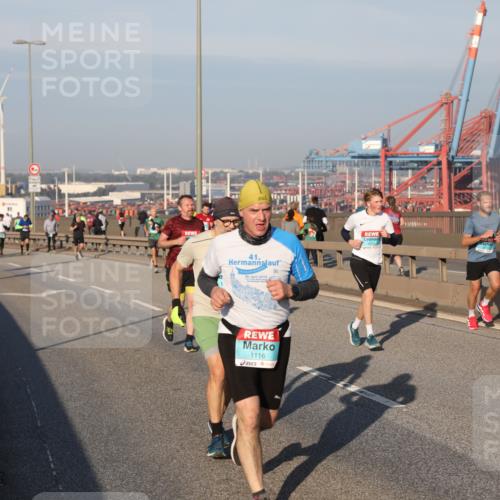 03.10.2025 - Köhlbrandbrückenlauf Yannick Fuchs http://msf.ph/oto/9148480 03.10.2025 08:39:56 Position 2 41, 23, 1116, 19 meine-sportfotos.de