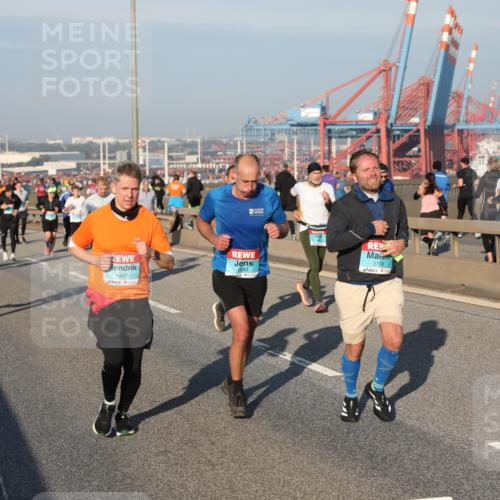 03.10.2025 - Köhlbrandbrückenlauf Yannick Fuchs http://msf.ph/oto/9148697 03.10.2025 08:40:12 Position 2 1543, 1447, 3708 meine-sportfotos.de