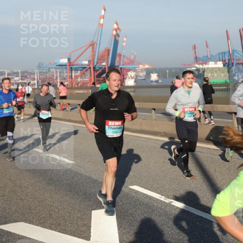 03.10.2025 - Köhlbrandbrückenlauf Yannick Fuchs http://msf.ph/oto/9148835 03.10.2025 08:40:22 Position 2 1239, 3067 meine-sportfotos.de