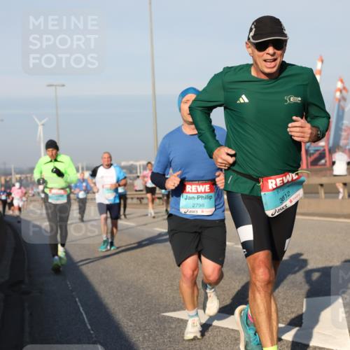 03.10.2025 - Köhlbrandbrückenlauf Yannick Fuchs http://msf.ph/oto/9148939 03.10.2025 08:40:30 Position 2 2798, 3812 meine-sportfotos.de