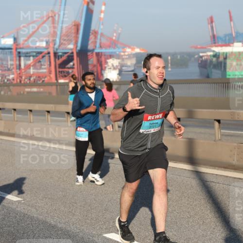 03.10.2025 - Köhlbrandbrückenlauf Yannick Fuchs http://msf.ph/oto/9149405 03.10.2025 08:41:04 Position 2 3721 meine-sportfotos.de