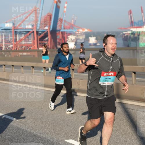 03.10.2025 - Köhlbrandbrückenlauf Yannick Fuchs http://msf.ph/oto/9149407 03.10.2025 08:41:04 Position 2 1931, 3741, 3721 meine-sportfotos.de