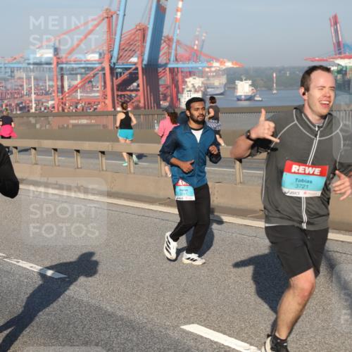 03.10.2025 - Köhlbrandbrückenlauf Yannick Fuchs http://msf.ph/oto/9149411 03.10.2025 08:41:04 Position 2 1931, 3741, 3721 meine-sportfotos.de