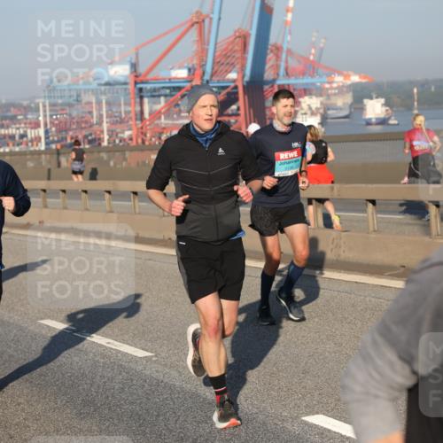 03.10.2025 - Köhlbrandbrückenlauf Yannick Fuchs http://msf.ph/oto/9149488 03.10.2025 08:41:11 Position 2 3119, 3138, 11 meine-sportfotos.de