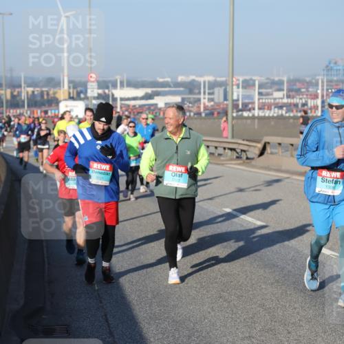 03.10.2025 - Köhlbrandbrückenlauf Yannick Fuchs http://msf.ph/oto/9149525 03.10.2025 08:41:13 Position 2 1328, 3121, 3120 meine-sportfotos.de