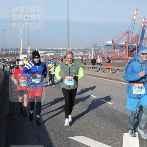 03.10.2025 - Köhlbrandbrückenlauf Yannick Fuchs http://msf.ph/oto/9149547 03.10.2025 08:41:14 Position 2 1477, 3121, 3120, 1328 meine-sportfotos.de