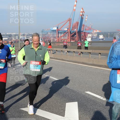 03.10.2025 - Köhlbrandbrückenlauf Yannick Fuchs http://msf.ph/oto/9149562 03.10.2025 08:41:15 Position 2 1477, 3121, 3120, 1328 meine-sportfotos.de