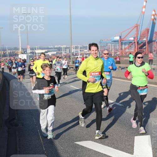03.10.2025 - Köhlbrandbrückenlauf Yannick Fuchs http://msf.ph/oto/9149611 03.10.2025 08:41:18 Position 2 2822 meine-sportfotos.de