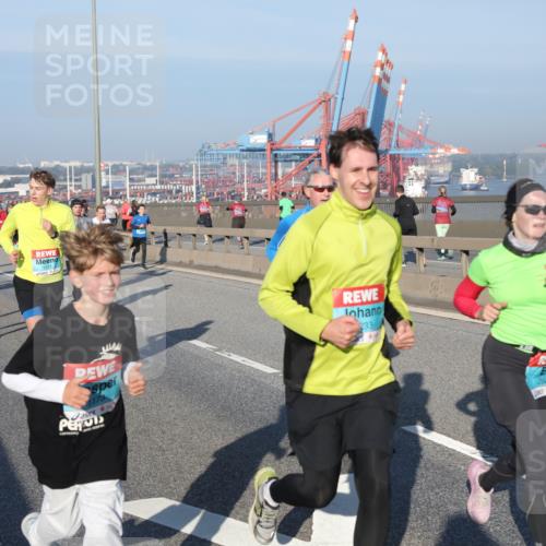 03.10.2025 - Köhlbrandbrückenlauf Yannick Fuchs http://msf.ph/oto/9149624 03.10.2025 08:41:19 Position 2 1111, 233, 2822 meine-sportfotos.de