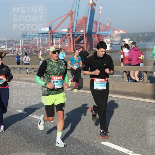 03.10.2025 - Köhlbrandbrückenlauf Yannick Fuchs http://msf.ph/oto/9149871 03.10.2025 08:41:38 Position 2 449, 1346, 1767, 20 meine-sportfotos.de