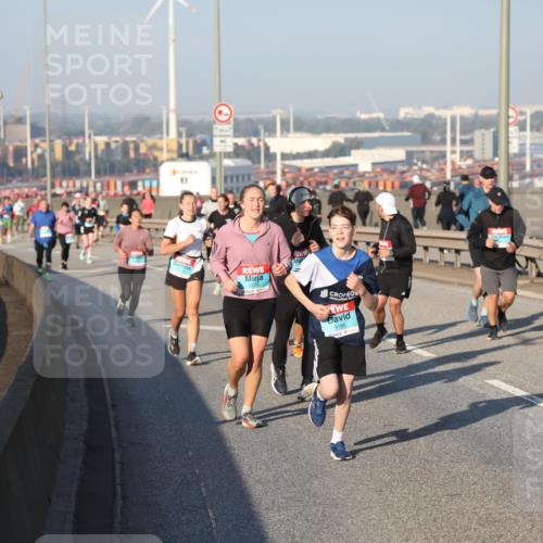 03.10.2025 - Köhlbrandbrückenlauf Yannick Fuchs http://msf.ph/oto/9149904 03.10.2025 08:41:40 Position 2 3196, 3679 meine-sportfotos.de
