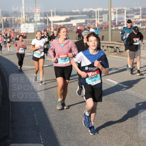 03.10.2025 - Köhlbrandbrückenlauf Yannick Fuchs http://msf.ph/oto/9149931 03.10.2025 08:41:42 Position 2 11111, 3579, 3196 meine-sportfotos.de