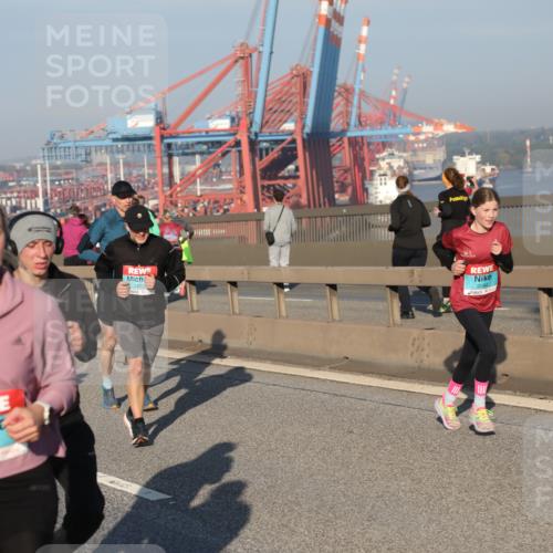 03.10.2025 - Köhlbrandbrückenlauf Yannick Fuchs http://msf.ph/oto/9149963 03.10.2025 08:41:44 Position 2 3579, 1403, 2084 meine-sportfotos.de