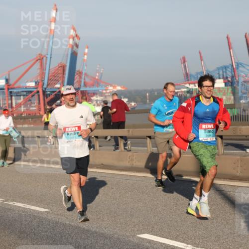 03.10.2025 - Köhlbrandbrückenlauf Yannick Fuchs http://msf.ph/oto/9150249 03.10.2025 08:42:08 Position 2 3481, 3484 meine-sportfotos.de
