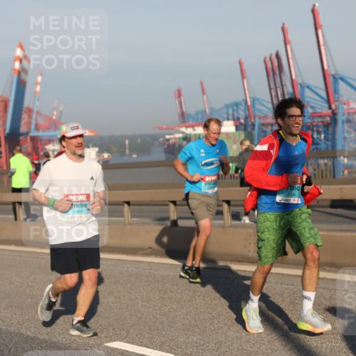 03.10.2025 - Köhlbrandbrückenlauf Yannick Fuchs http://msf.ph/oto/9150254 03.10.2025 08:42:09 Position 2 3481, 3484 meine-sportfotos.de