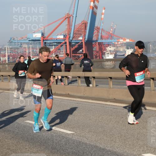 03.10.2025 - Köhlbrandbrückenlauf Yannick Fuchs http://msf.ph/oto/9150380 03.10.2025 08:42:22 Position 2 2903, 3799 meine-sportfotos.de