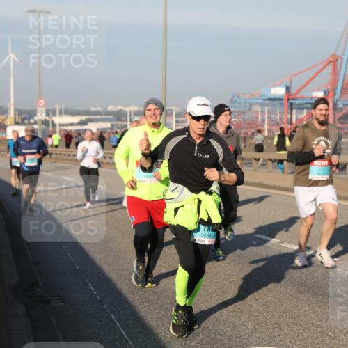 03.10.2025 - Köhlbrandbrückenlauf Yannick Fuchs http://msf.ph/oto/9150476 03.10.2025 08:42:32 Position 2 1451, 3835, 3434 meine-sportfotos.de