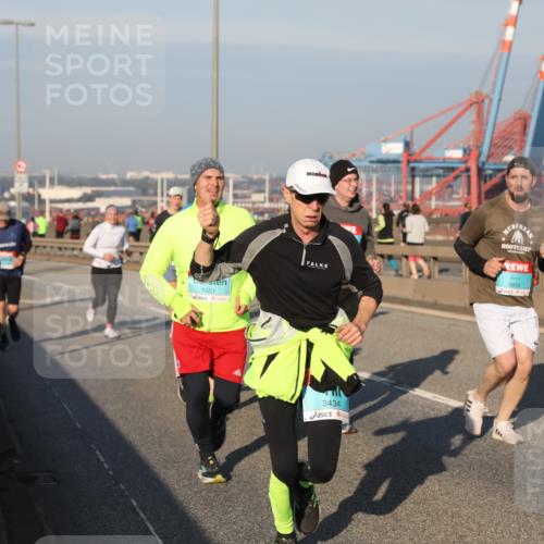 03.10.2025 - Köhlbrandbrückenlauf Yannick Fuchs http://msf.ph/oto/9150482 03.10.2025 08:42:32 Position 2 1451, 3434, 3835 meine-sportfotos.de
