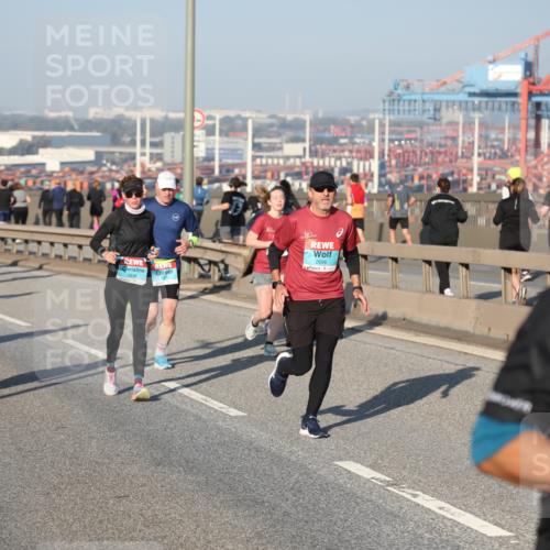03.10.2025 - Köhlbrandbrückenlauf Yannick Fuchs http://msf.ph/oto/9150623 03.10.2025 08:42:55 Position 2 2814, 2696 meine-sportfotos.de