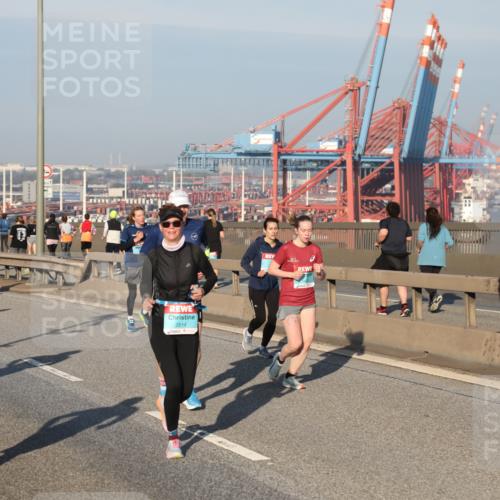 03.10.2025 - Köhlbrandbrückenlauf Yannick Fuchs http://msf.ph/oto/9150662 03.10.2025 08:42:57 Position 2 3320, 2814, 2696 meine-sportfotos.de