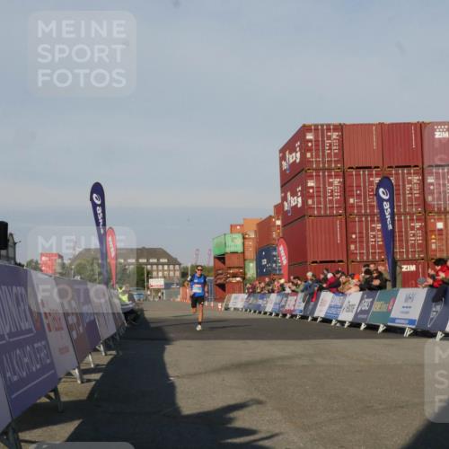 03.10.2025 - Köhlbrandbrückenlauf Matties Gatica Varas http://msf.ph/oto/9163690 03.10.2025 09:43:58 Ziel 3247 meine-sportfotos.de