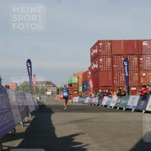 03.10.2025 - Köhlbrandbrückenlauf Matties Gatica Varas http://msf.ph/oto/9163694 03.10.2025 09:43:59 Ziel 3247 meine-sportfotos.de