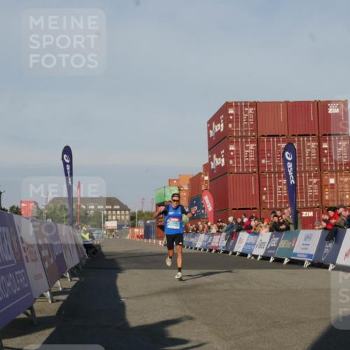 03.10.2025 - Köhlbrandbrückenlauf Matties Gatica Varas http://msf.ph/oto/9163699 03.10.2025 09:44:01 Ziel 3247 meine-sportfotos.de