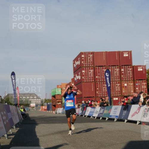 03.10.2025 - Köhlbrandbrückenlauf Matties Gatica Varas http://msf.ph/oto/9163703 03.10.2025 09:44:02 Ziel 3247 meine-sportfotos.de