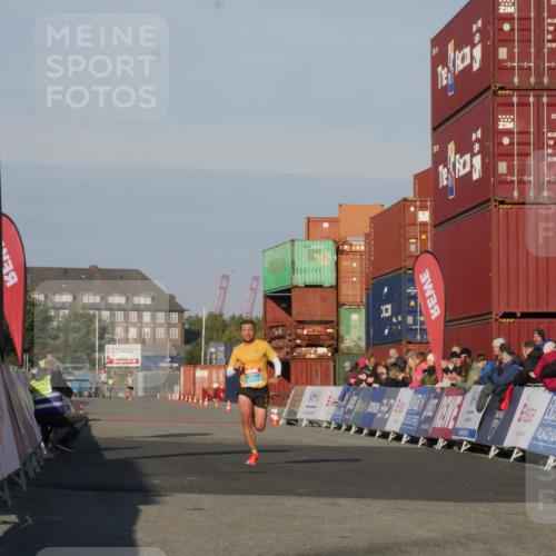 03.10.2025 - Köhlbrandbrückenlauf Matties Gatica Varas http://msf.ph/oto/9163730 03.10.2025 09:45:11 Ziel 3590 meine-sportfotos.de