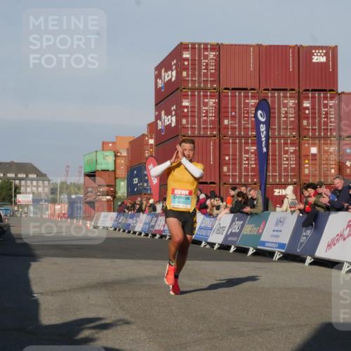 03.10.2025 - Köhlbrandbrückenlauf Matties Gatica Varas http://msf.ph/oto/9163735 03.10.2025 09:45:14 Ziel 3590 meine-sportfotos.de