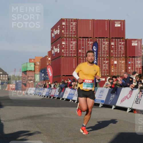 03.10.2025 - Köhlbrandbrückenlauf Matties Gatica Varas http://msf.ph/oto/9163737 03.10.2025 09:45:15 Ziel 3590 meine-sportfotos.de