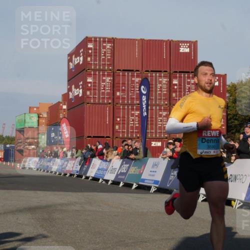 03.10.2025 - Köhlbrandbrückenlauf Matties Gatica Varas http://msf.ph/oto/9163740 03.10.2025 09:45:16 Ziel 3590 meine-sportfotos.de